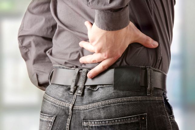 כאבי גב נובעים מחולשה או פגיעה בעמוד השדרה, שמיקומו משפיע על שאר עצמות הגוף.[אורן זריף]